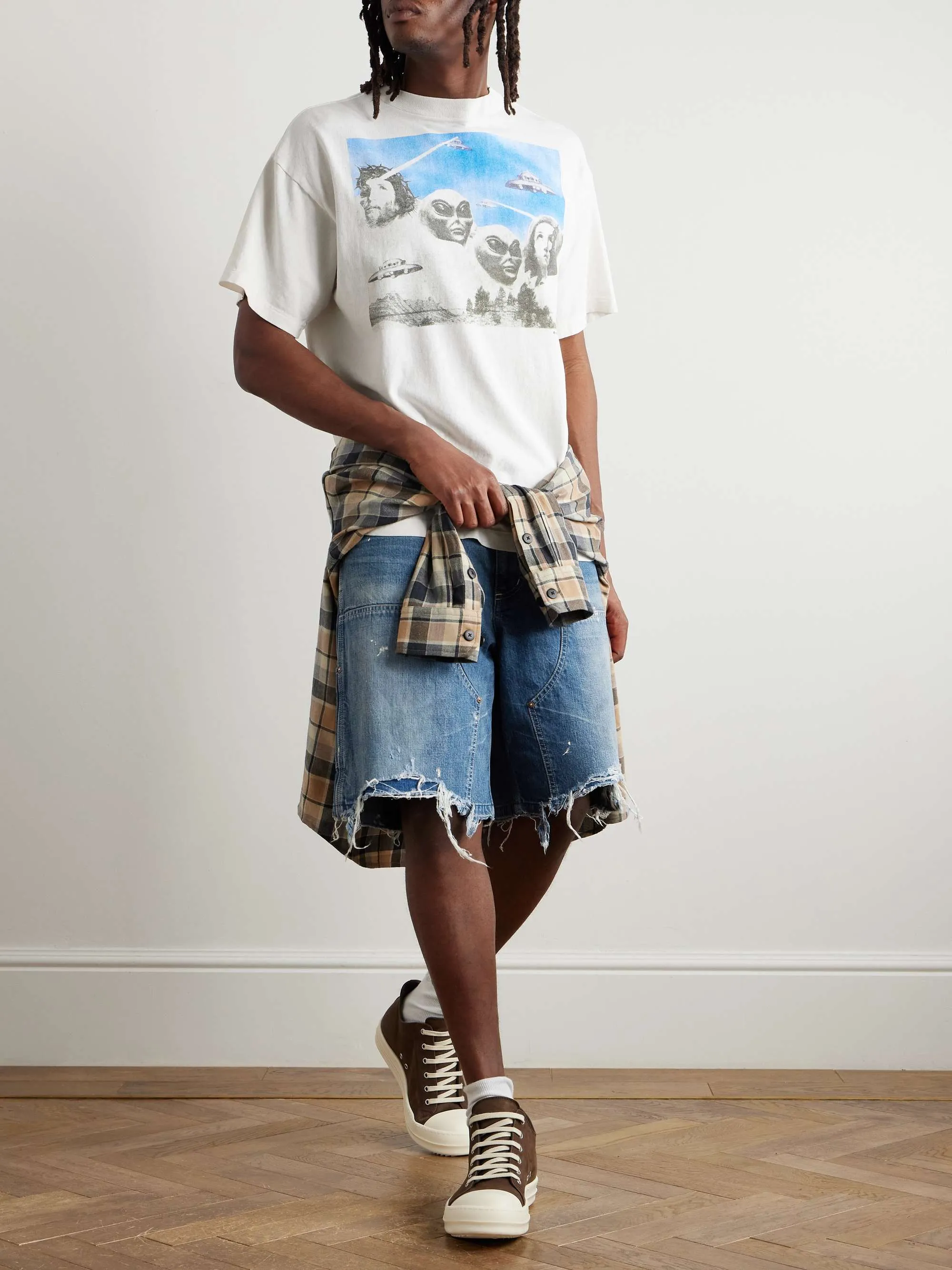 SAINT Mxxxxxx DOUBLE KNEE SHORTS/BLU Knee patches splashed with ink and water-splashed denim shorts. Denim blue S-XL. Custom-woven and dyed denim fabric with clear texture. Heavy-wash water-fading treatment to create local mottled fading/hole effects. Artificial distressing to simulate natural wearing marks. VINTAGE sense. Original consistent damage treatment. Hand-splashed ink and paint. Original consistent wash mark/pocket mark. Double knee patch. Rivet reinforcement. Improve functionality while enhancing design